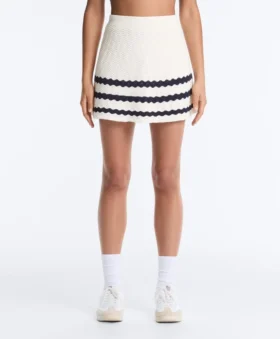 Kurzer Rock aus Wellenstrick als Shorts