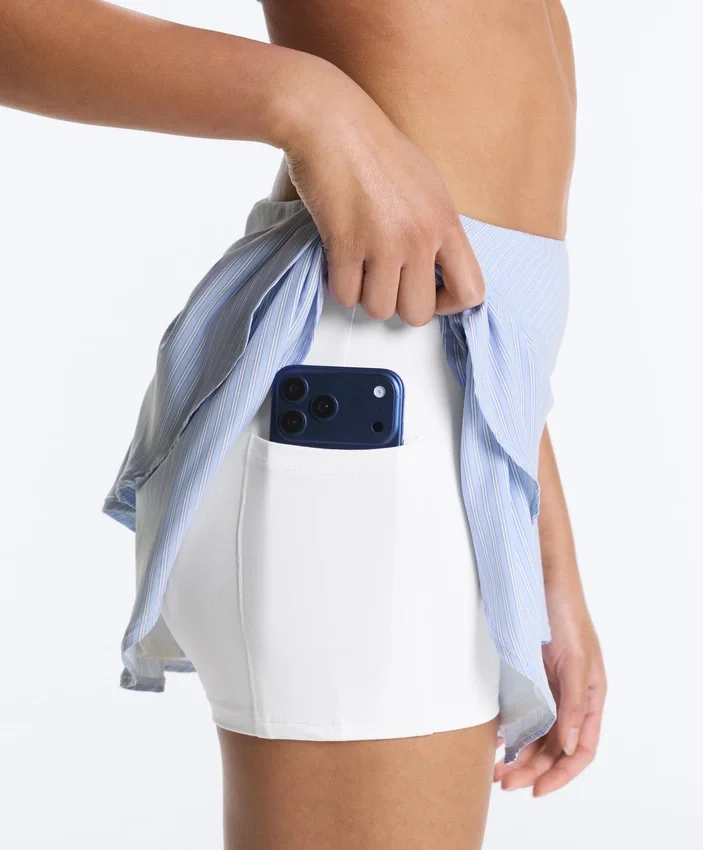 Kurzer Short mit hoher Taille und gestreiften Rüschen Kurzer Short mit hoher Taille und gestreiften Rüschen