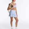Kurzer Short mit hoher Taille und gestreiften Rüschen Kurzer Short mit hoher Taille und gestreiften Rüschen