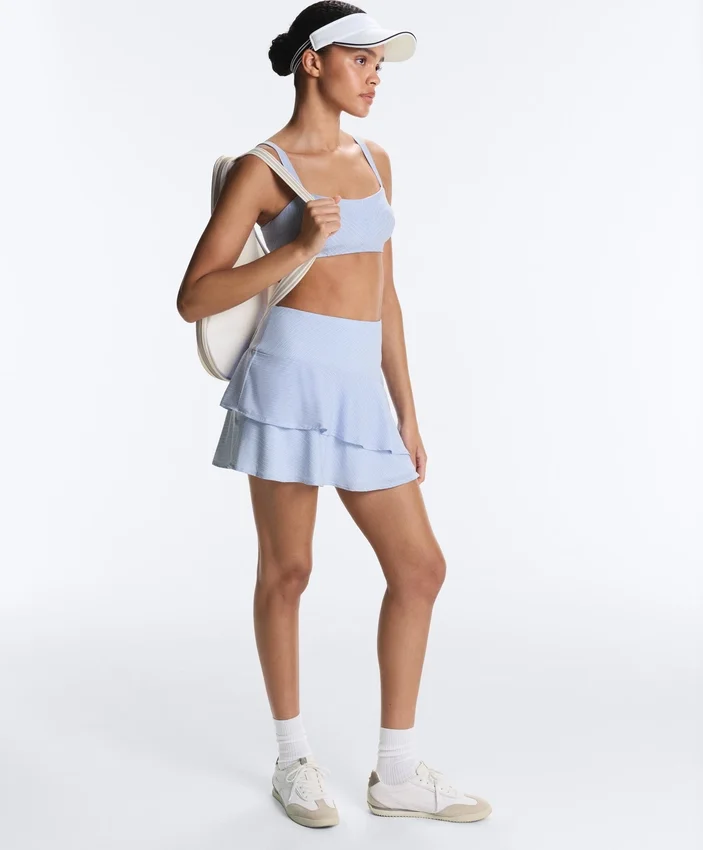 Kurzer Short mit hoher Taille und gestreiften Rüschen Kurzer Short mit hoher Taille und gestreiften Rüschen
