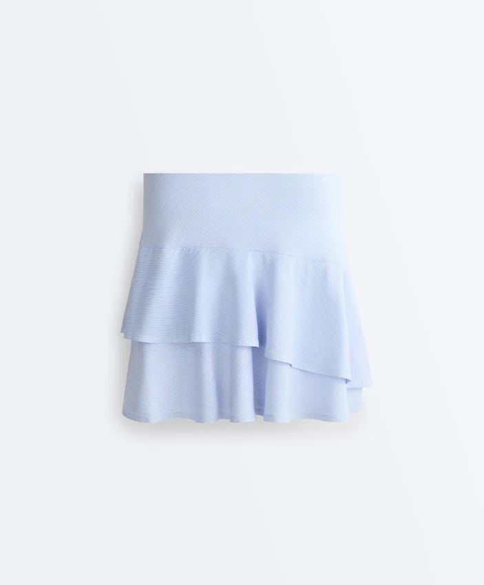 Kurzer Short mit hoher Taille und gestreiften Rüschen Kurzer Short mit hoher Taille und gestreiften Rüschen