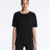 Kurzärmeliges T-Shirt aus Modal-Mischung mit abgerundetem Saum am Rücken Kurzärmeliges T-Shirt aus Modal-Mischung mit abgerundetem Saum am Rücken