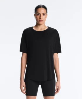 Kurzärmeliges T-Shirt aus Modal-Mischung mit abgerundetem Saum am Rücken