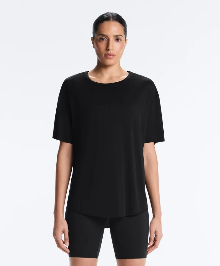 Kurzärmeliges T-Shirt aus Modal-Mischung mit abgerundetem Saum am Rücken Kurzärmeliges T-Shirt aus Modal-Mischung mit abgerundetem Saum am Rücken
