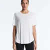 Kurzärmeliges T-Shirt aus Modal-Mischung mit abgerundetem Saum am Rücken Kurzärmeliges T-Shirt aus Modal-Mischung mit abgerundetem Saum am Rücken