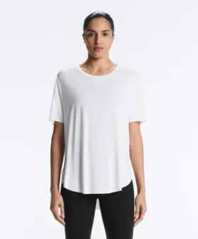 Kurzärmeliges T-Shirt aus Modal-Mischung mit abgerundetem Saum am Rücken
