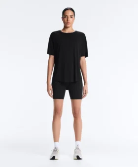 Kurzärmeliges T-Shirt aus Modal-Mischung mit abgerundetem Saum am Rücken