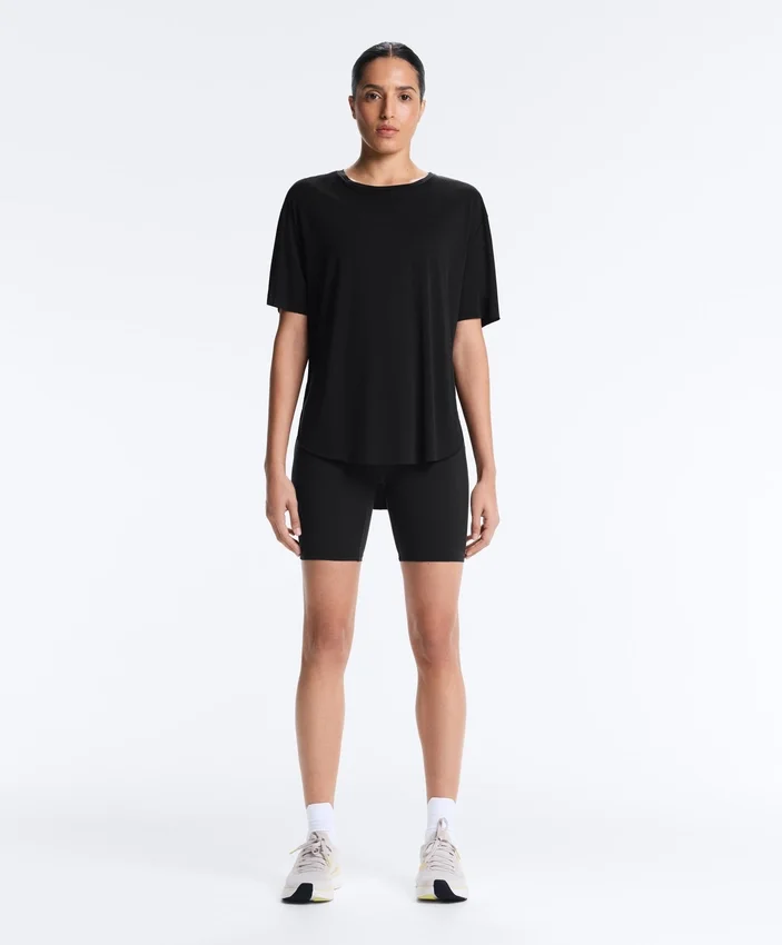 Kurzärmeliges T-Shirt aus Modal-Mischung mit abgerundetem Saum am Rücken Kurzärmeliges T-Shirt aus Modal-Mischung mit abgerundetem Saum am Rücken