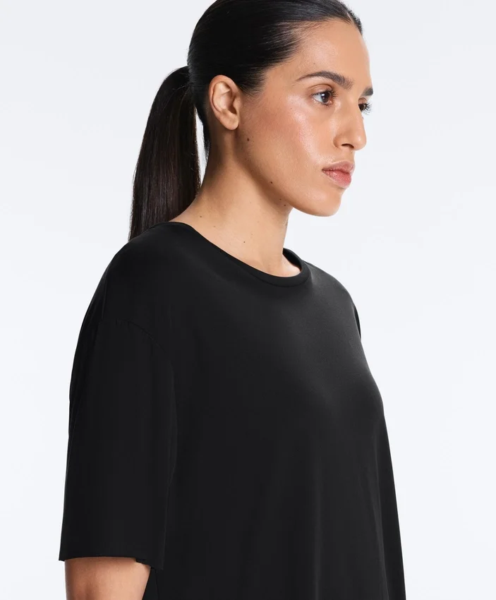 Kurzärmeliges T-Shirt aus Modal-Mischung mit abgerundetem Saum am Rücken Kurzärmeliges T-Shirt aus Modal-Mischung mit abgerundetem Saum am Rücken
