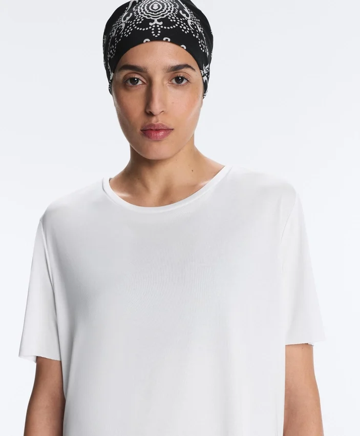 Kurzärmeliges T-Shirt aus Modal-Mischung mit abgerundetem Saum am Rücken Kurzärmeliges T-Shirt aus Modal-Mischung mit abgerundetem Saum am Rücken