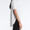 Kurzärmeliges T-Shirt aus Modal-Mischung mit abgerundetem Saum am Rücken Kurzärmeliges T-Shirt aus Modal-Mischung mit abgerundetem Saum am Rücken