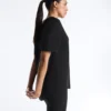 Kurzärmeliges T-Shirt aus Modal-Mischung mit abgerundetem Saum am Rücken Kurzärmeliges T-Shirt aus Modal-Mischung mit abgerundetem Saum am Rücken