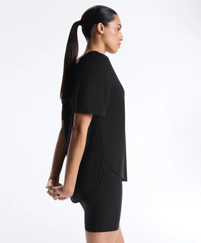 Kurzärmeliges T-Shirt aus Modal-Mischung mit abgerundetem Saum am Rücken Kurzärmeliges T-Shirt aus Modal-Mischung mit abgerundetem Saum am Rücken