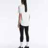 Kurzärmeliges T-Shirt aus Modal-Mischung mit abgerundetem Saum am Rücken Kurzärmeliges T-Shirt aus Modal-Mischung mit abgerundetem Saum am Rücken