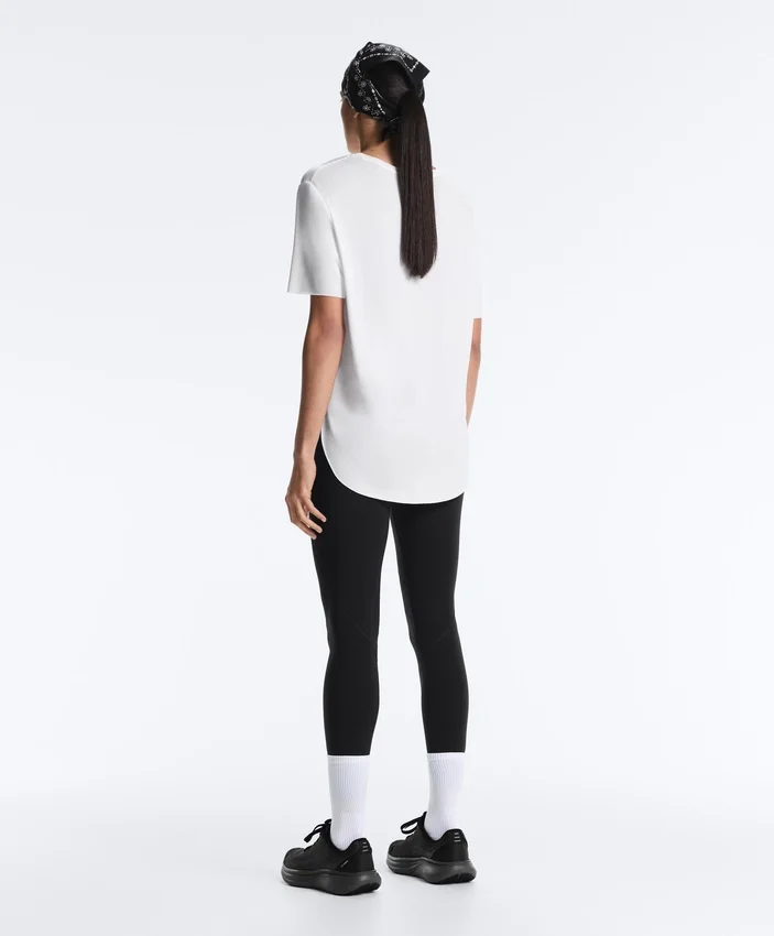 Kurzärmeliges T-Shirt aus Modal-Mischung mit abgerundetem Saum am Rücken Kurzärmeliges T-Shirt aus Modal-Mischung mit abgerundetem Saum am Rücken