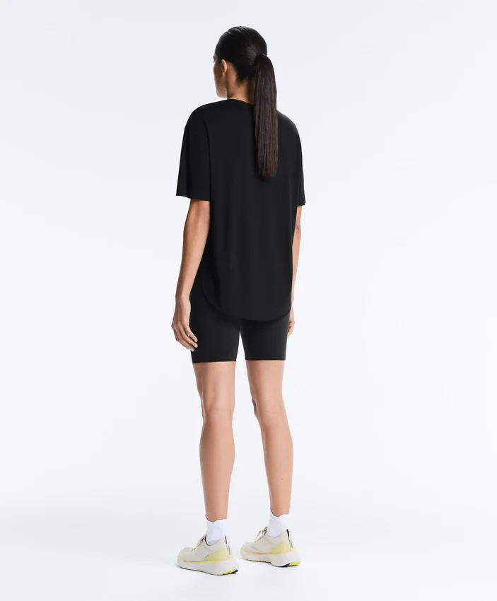 Kurzärmeliges T-Shirt aus Modal-Mischung mit abgerundetem Saum am Rücken Kurzärmeliges T-Shirt aus Modal-Mischung mit abgerundetem Saum am Rücken