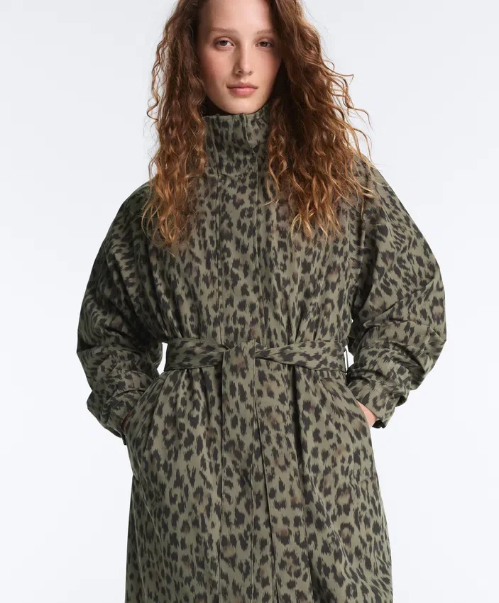 Lange, extra leichte, wasserdichte 10K-Jacke Lange, extra leichte, wasserdichte 10K-Jacke