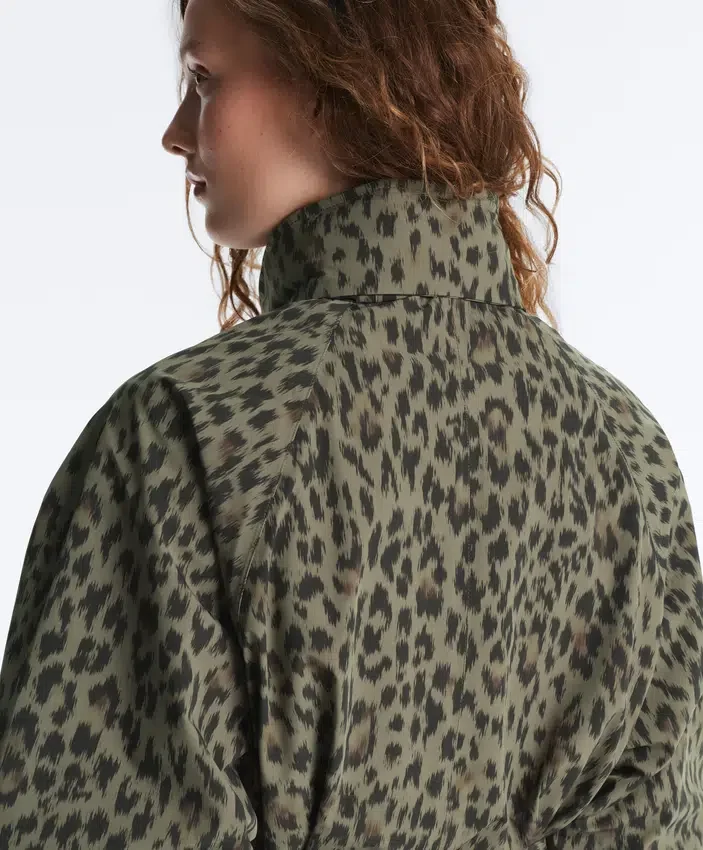 Lange, extra leichte, wasserdichte 10K-Jacke Lange, extra leichte, wasserdichte 10K-Jacke