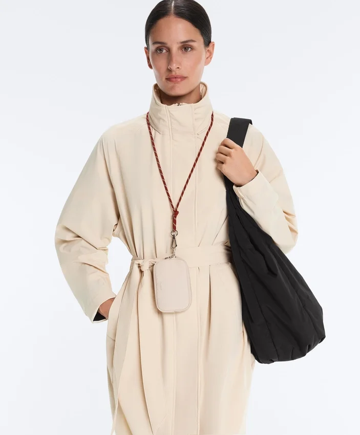 Lange, extra leichte, wasserdichte 10K-Jacke Lange, extra leichte, wasserdichte 10K-Jacke