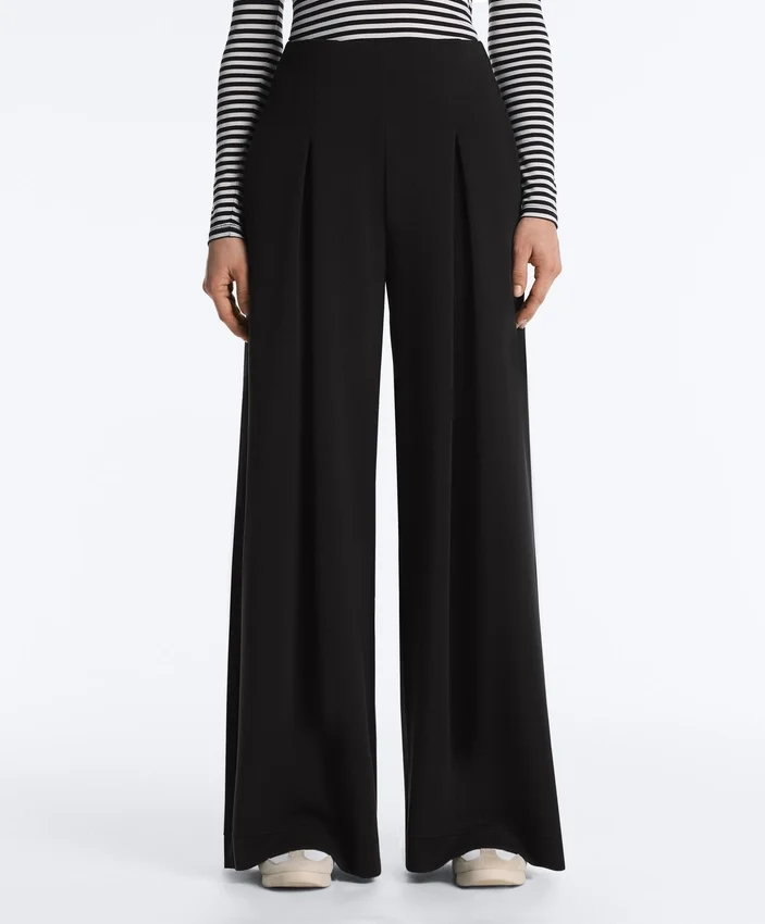 Lange Hose mit weitem Bein aus Soft Touch Modal und Falten Lange Hose mit weitem Bein aus Soft Touch Modal und Falten