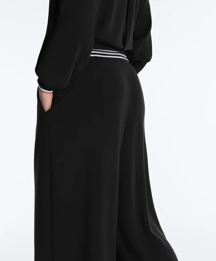 Lange Hose mit weitem Bein aus Soft Touch Modal und Falten Lange Hose mit weitem Bein aus Soft Touch Modal und Falten
