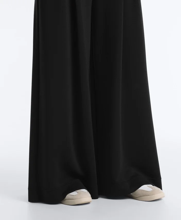 Lange Hose mit weitem Bein aus Soft Touch Modal und Falten Lange Hose mit weitem Bein aus Soft Touch Modal und Falten
