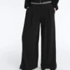 Lange Hose mit weitem Bein aus Soft Touch Modal und Falten Lange Hose mit weitem Bein aus Soft Touch Modal und Falten