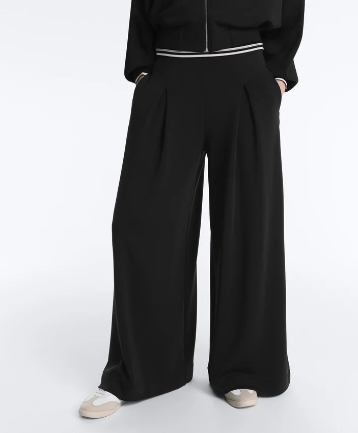 Lange Hose mit weitem Bein aus Soft Touch Modal und Falten Lange Hose mit weitem Bein aus Soft Touch Modal und Falten