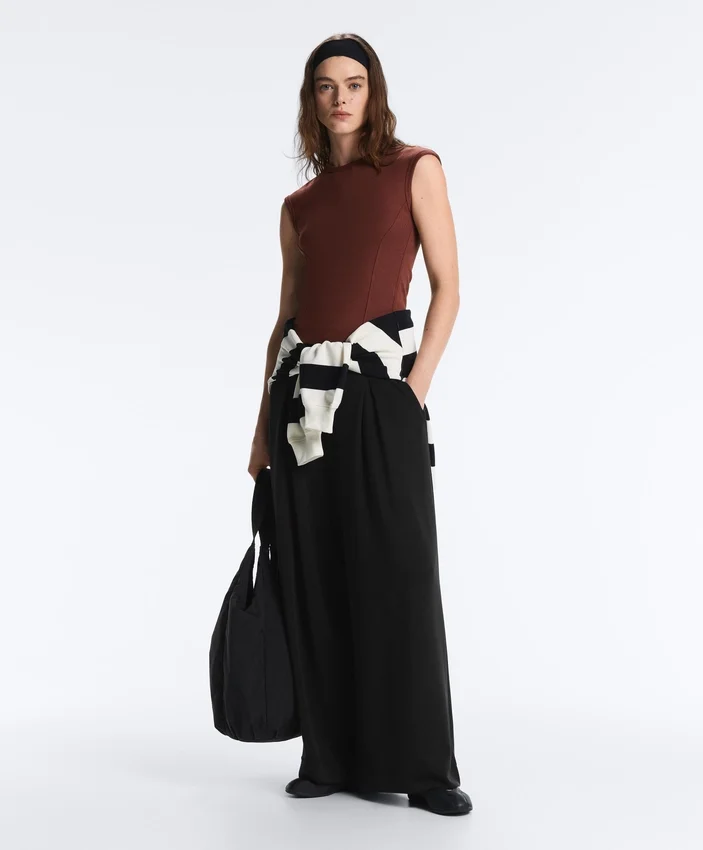 Lange Hose mit weitem Bein aus Soft Touch Modal und Falten Lange Hose mit weitem Bein aus Soft Touch Modal und Falten