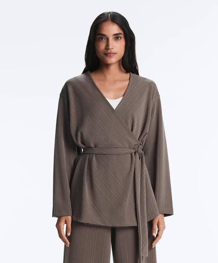 Lange Jacke mit asymmetrischen Streifen aus Modal Lange Jacke mit asymmetrischen Streifen aus Modal