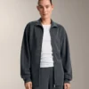 Lange Jacke mit asymmetrischen Streifen aus Modal Lange Jacke mit asymmetrischen Streifen aus Modal
