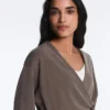Lange Jacke mit asymmetrischen Streifen aus Modal Lange Jacke mit asymmetrischen Streifen aus Modal