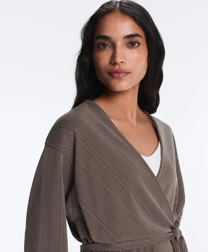 Lange Jacke mit asymmetrischen Streifen aus Modal Lange Jacke mit asymmetrischen Streifen aus Modal