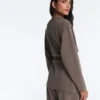 Lange Jacke mit asymmetrischen Streifen aus Modal Lange Jacke mit asymmetrischen Streifen aus Modal