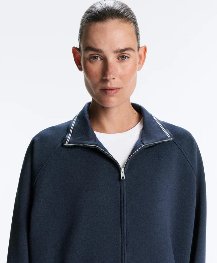 Lange Piqué-Jacke mit kontrastierender Baumwollpaspel Lange Piqué-Jacke mit kontrastierender Baumwollpaspel