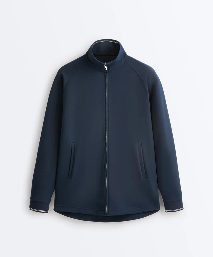 Lange Piqué-Jacke mit kontrastierender Baumwollpaspel Lange Piqué-Jacke mit kontrastierender Baumwollpaspel