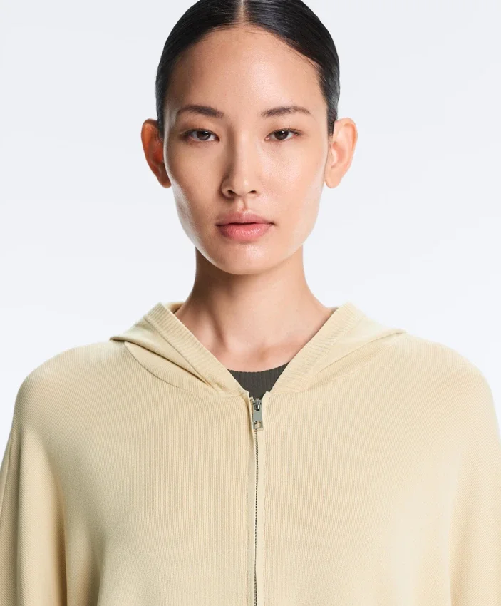 Lange Strickjacke mit Kapuze Lange Strickjacke mit Kapuze