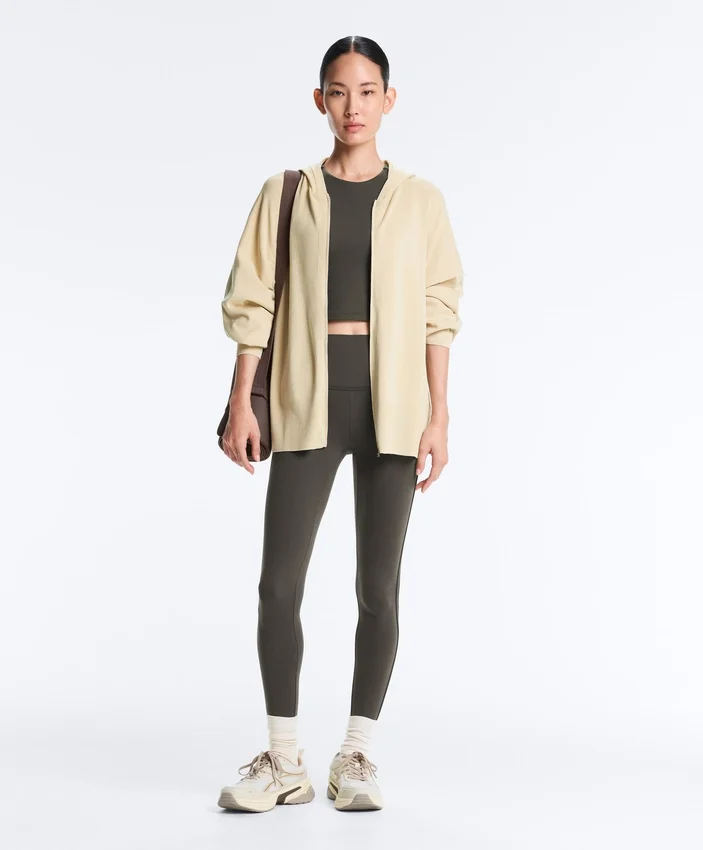 Lange Strickjacke mit Kapuze Lange Strickjacke mit Kapuze