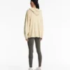 Lange Strickjacke mit Kapuze Lange Strickjacke mit Kapuze
