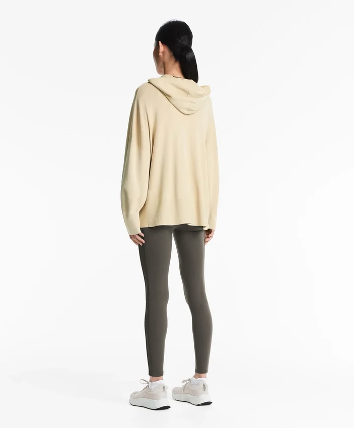 Lange Strickjacke mit Kapuze Lange Strickjacke mit Kapuze