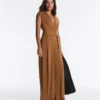 Langer Jumpsuit aus Modal-Mischgewebe mit gekreuztem Ausschnitt Langer Jumpsuit aus Modal-Mischgewebe mit gekreuztem Ausschnitt