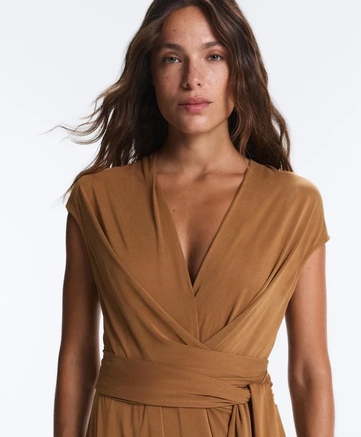 Langer Jumpsuit aus Modal-Mischgewebe mit gekreuztem Ausschnitt Langer Jumpsuit aus Modal-Mischgewebe mit gekreuztem Ausschnitt