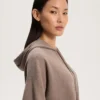 Langer Strickpullover mit Kapuze