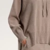 Langer Strickpullover mit Kapuze