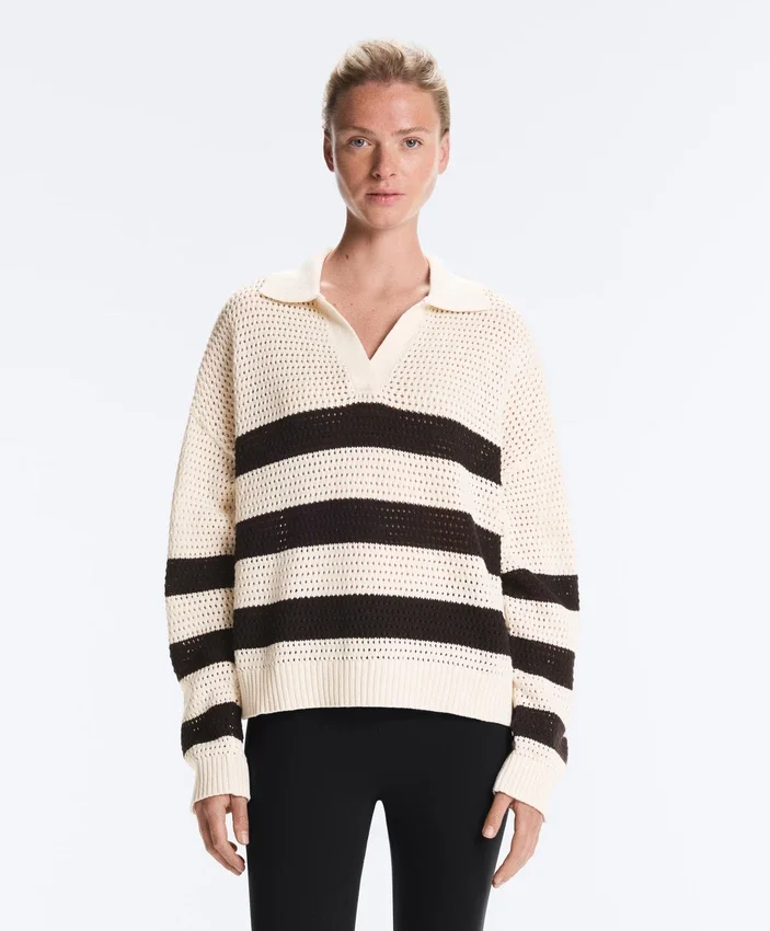 Langärmliges Polohemd aus 100 % Baumwolle mit gestreiftem, offenem Strickmuster Langärmliges Polohemd aus 100 % Baumwolle mit gestreiftem, offenem Strickmuster