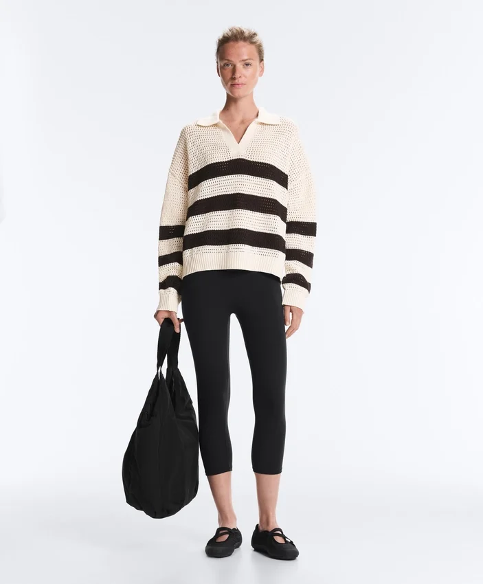 Langärmliges Polohemd aus 100 % Baumwolle mit gestreiftem, offenem Strickmuster Langärmliges Polohemd aus 100 % Baumwolle mit gestreiftem, offenem Strickmuster