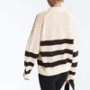 Langärmliges Polohemd aus 100 % Baumwolle mit gestreiftem, offenem Strickmuster Langärmliges Polohemd aus 100 % Baumwolle mit gestreiftem, offenem Strickmuster