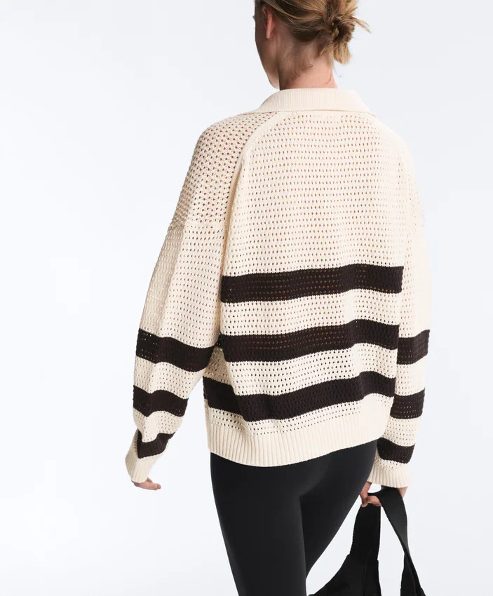 Langärmliges Polohemd aus 100 % Baumwolle mit gestreiftem, offenem Strickmuster Langärmliges Polohemd aus 100 % Baumwolle mit gestreiftem, offenem Strickmuster