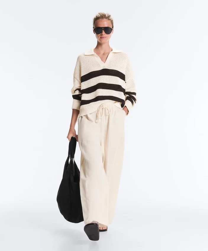 Langärmliges Polohemd aus 100 % Baumwolle mit gestreiftem, offenem Strickmuster Langärmliges Polohemd aus 100 % Baumwolle mit gestreiftem, offenem Strickmuster