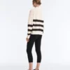Langärmliges Polohemd aus 100 % Baumwolle mit gestreiftem, offenem Strickmuster Langärmliges Polohemd aus 100 % Baumwolle mit gestreiftem, offenem Strickmuster